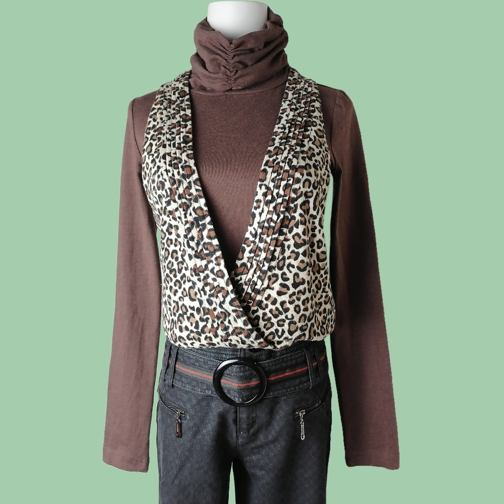 fits sz S/M, brown turtleneck long sleeve top